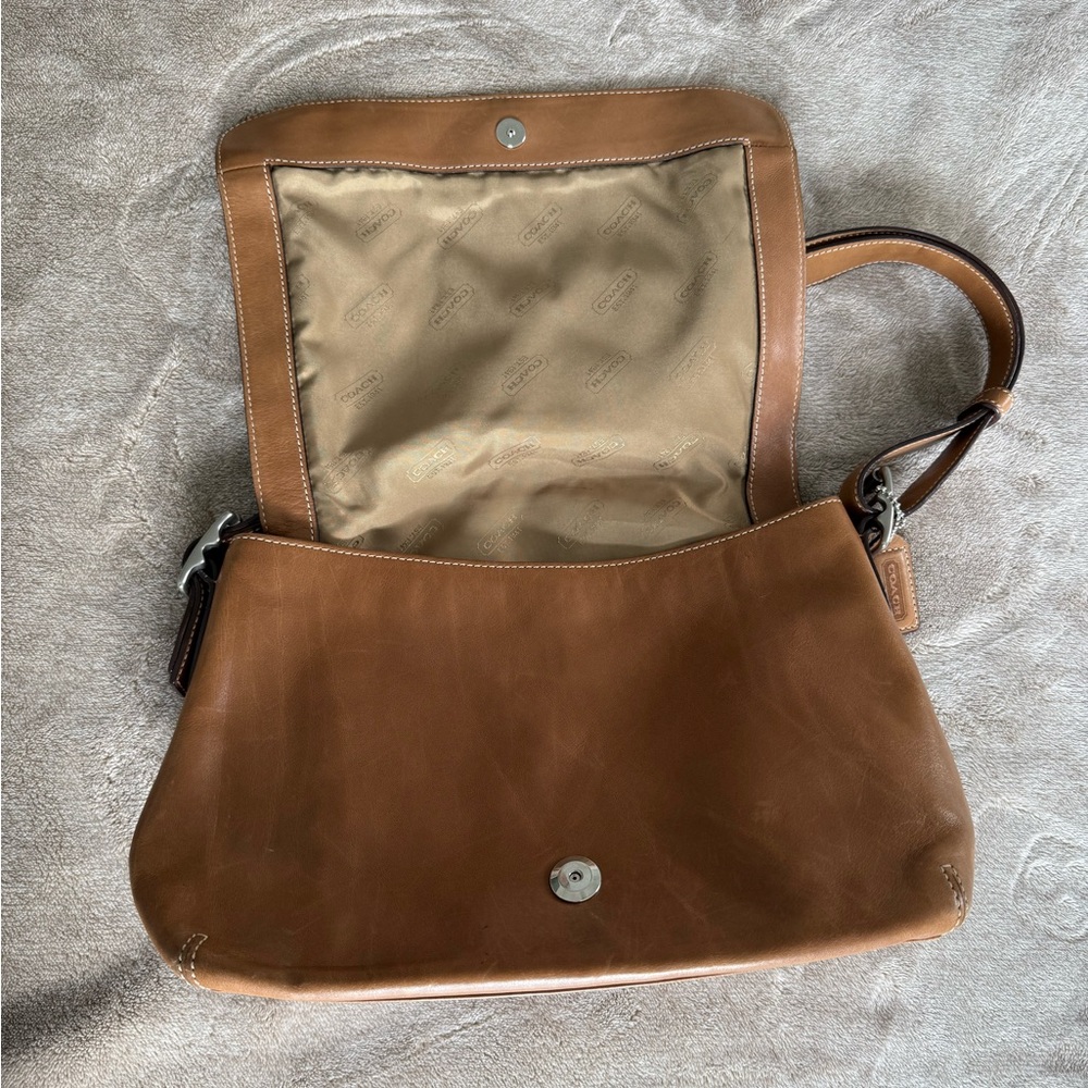 VINTAGE COACH Hampton Tan Leather Flap Shoulder/Crossbody Bag w/ Silver Hardware - Picture 6 of 8